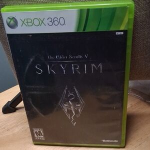Bethesda The Elder Scrolls V: Skyrim for Xbox 360 - Black and Green Edition